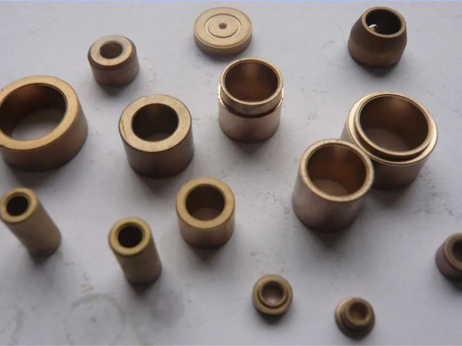 Self-lubricating powder metallurgy bearings and bushings
