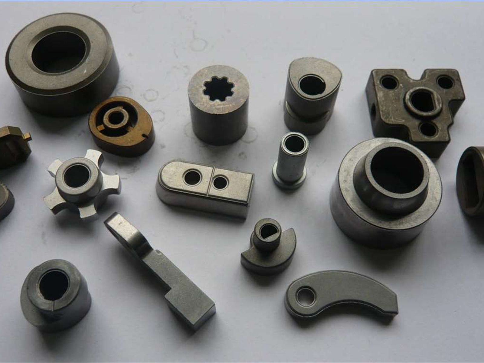 Assorted sintered structural components with complex profiles and bores